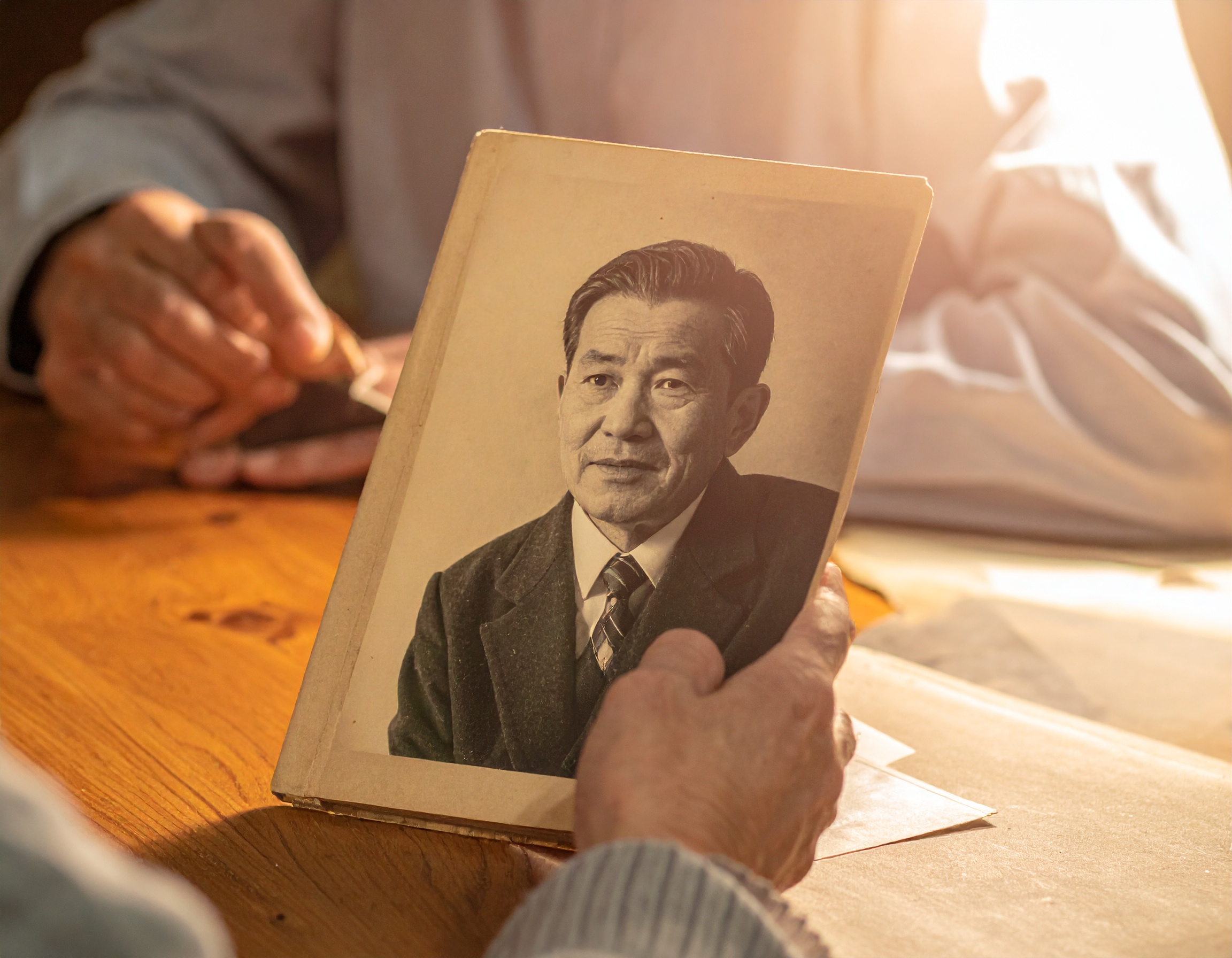 家族葬で心温まるスライドショー：アルバムをめくる感動演出